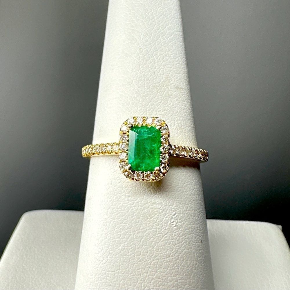 NWT .49ct Colombian emerald w/ halo of diamonds all set in 14k yellow gold ring!